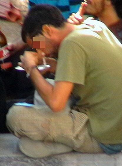 Un joven esnifa cocaína en una calle de Barcelona.