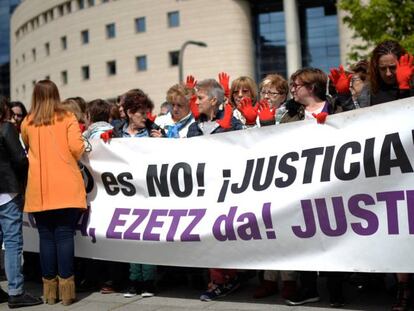 Concentració en suport a la víctima de la Manada a les portes de l'Audiència, a Pamplona.