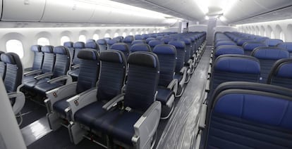 A cabine de um avião de United Airlines