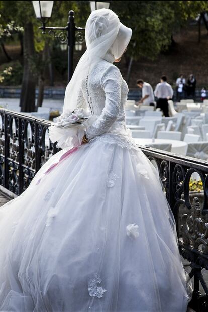 Sesión de fotos en el parque Yildiz. El traje de boda de las mujeres que siguen los preceptos del islam no permite mostrar ninguna parte del cuerpo exceptuando la cara y las manos.