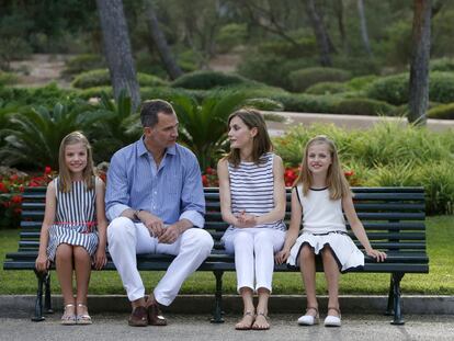 El rey Felipe VI y la reina Letizia, junto a sus hijas, la princesa Leonor y la infanta Sofía, en Marivent.