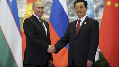 Hu Jintao (dcha) recibe a Vladímir Putin.