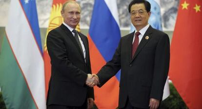 Hu Jintao (dcha) recibe a Vladímir Putin.