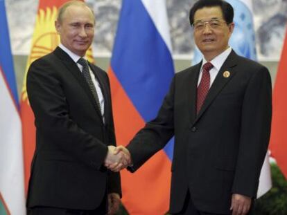 Hu Jintao (dcha) recibe a Vladímir Putin.
