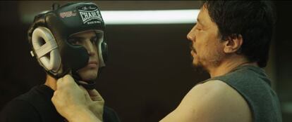Boxing trainer Carlos Bardem helps neo-Nazi pupil Álex González in Alacrán enamorado.