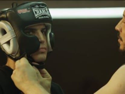 Boxing trainer Carlos Bardem helps neo-Nazi pupil &Aacute;lex Gonz&aacute;lez in Alacr&aacute;n enamorado.