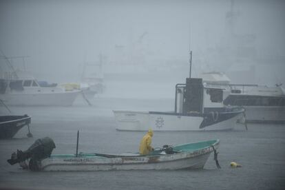 Pescadores llevaron sus botes a sitios más seguros durante el paso del huracán en Manzanillo, Colima. 