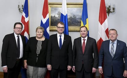 Representantes y primeros ministros de los cinco pa&iacute;ses n&oacute;rdicos en el marco de la cumbre regional de 2017 en Helsinki (Finlandia). 