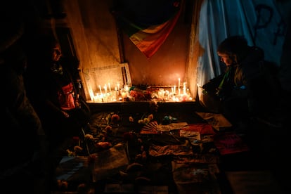 Manifestantes preparan un altar en la puerta de la pensión donde vivían las cuatro mujeres atacadas, el 13 de mayo.