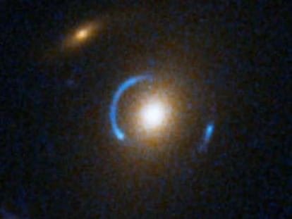 Uno de los ocho anillos de Einstein, fenómenos predichos hace 70 años por el físico alemán, fotografiado por el 'Hubble'. El campo gravitacional de un objeto masivo, como una galaxia, curva el espacio-tiempo de manera que la luz resulta distorsionada a su alrededor y crea una lente gravitacional. En algunos casos, se forma un aro luminoso.