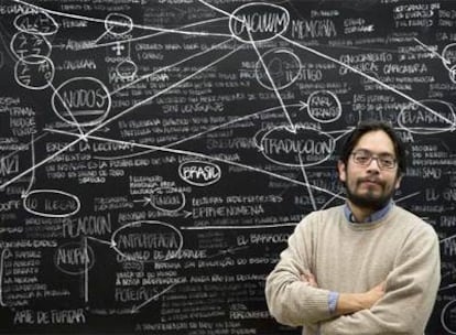 Erick Beltrán  junto a su obra <i>Circuito de distribución</i>.