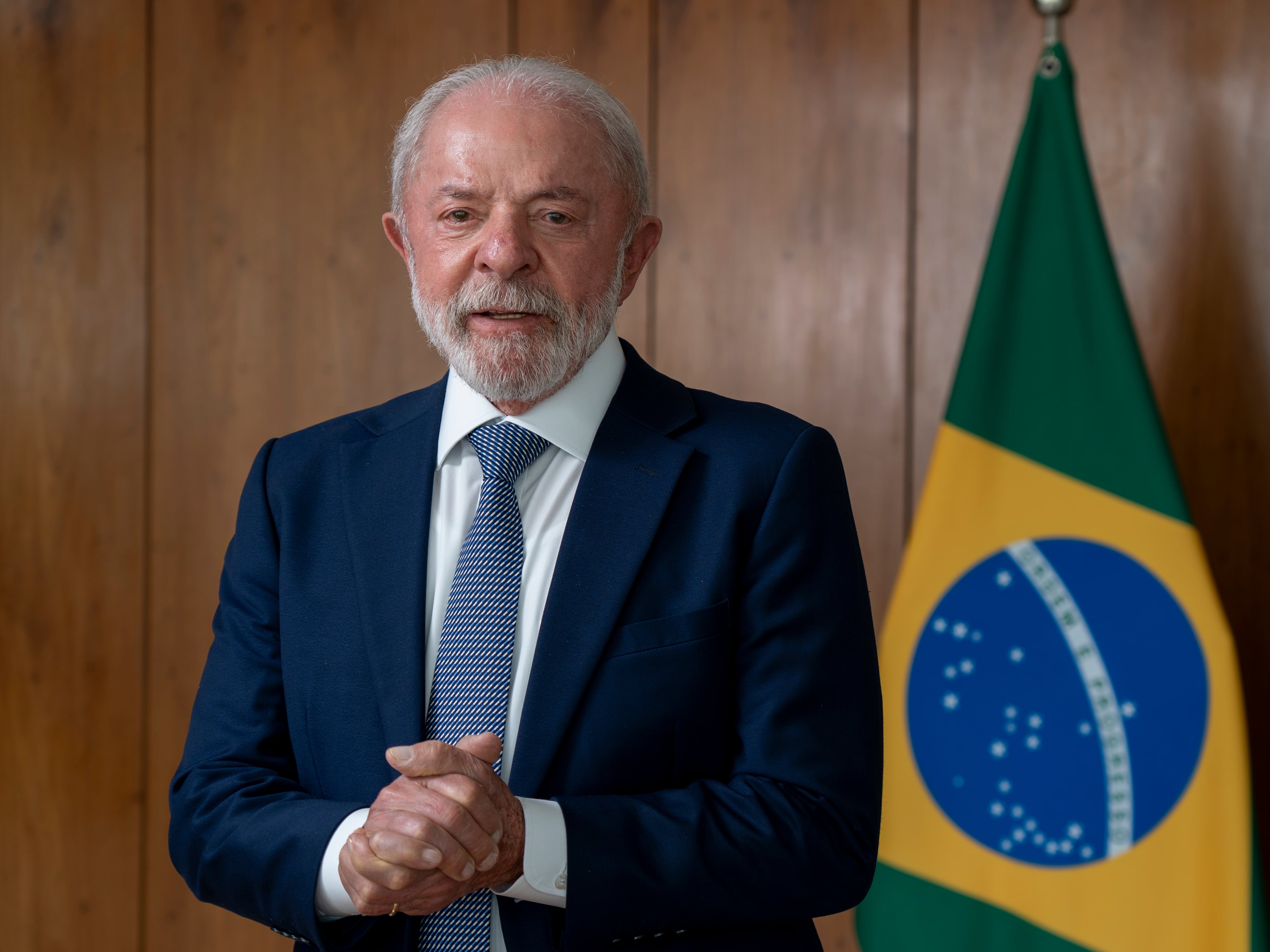 El presidente Lula posa después de la entrevista, en el Palacio de Planalto, en Brasilia. El edificio fue uno de los asaltados por las turbas bolsonaristas en 2023.