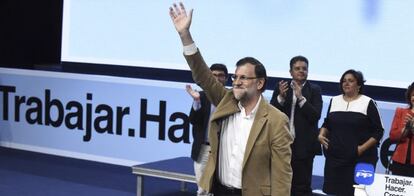 El presidente del Gobierno y del Partido Popular, Mariano Rajoy, durante el acto de presentaci&oacute;n el s&aacute;bado de la candidata del PP a la reelecci&oacute;n en la Presidencia de Castilla-La Mancha, Mar&iacute;a Dolores de Cospedal.