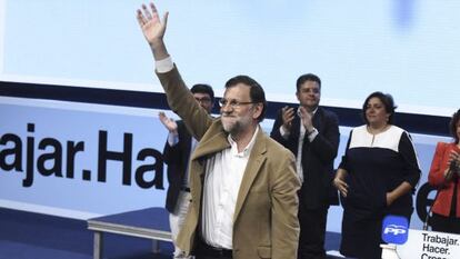 El presidente del Gobierno y del Partido Popular, Mariano Rajoy, durante el acto de presentaci&oacute;n el s&aacute;bado de la candidata del PP a la reelecci&oacute;n en la Presidencia de Castilla-La Mancha, Mar&iacute;a Dolores de Cospedal.