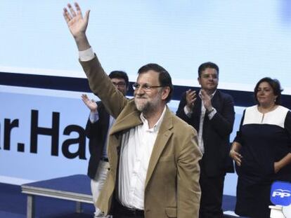 El presidente del Gobierno y del Partido Popular, Mariano Rajoy, durante el acto de presentaci&oacute;n el s&aacute;bado de la candidata del PP a la reelecci&oacute;n en la Presidencia de Castilla-La Mancha, Mar&iacute;a Dolores de Cospedal.