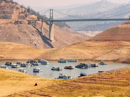 Varios barcos se concentran en la parte profunda del lago Oroville, en septiembre de 2021.