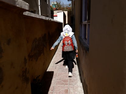 Hadia, alumna de cuarto de primaria, volvía a casa del colegio el pasado mes de octubre en Kabul, la capital de Afganistán.