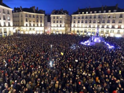 Milhares se manifestam contra os ataques ao 'Charlie Hebdo' em Nantes.