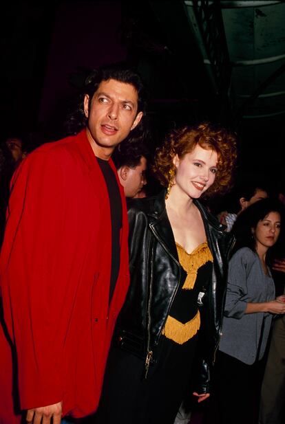 JEFF GOLDBLUM Y GEENA DAVIS. Fueron la pareja del momento y no solo por el xito profesional que cosechaban, sino por lo cool que eran. Goldblum y Davis se conocieron en?Transylvania 6-500 pero fue durante el rodaje de La mosca, en 1987, cuando iniciaron su relacin. Se casaron (para ella era su segundo matrimonio) y estuvieron juntos tres a?os, hasta 1990. Al parecer, llevaban separados desde haca meses debido a sus compromisos laborales. Davis estaba en plena promocin de Thelma y Louise y, Goldblum, a puntito de comenzar Jurassic Park. Fue en ese set donde conoci a su siguiente pareja: Laura Dern.