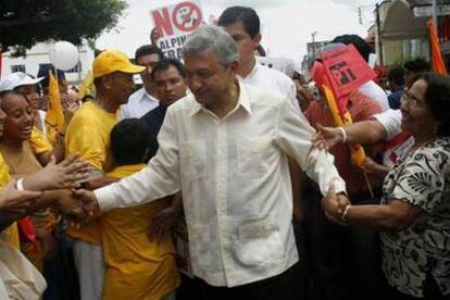 López Obrador saluda a sus seguidores durante una gira por el Estado de Chiapas.