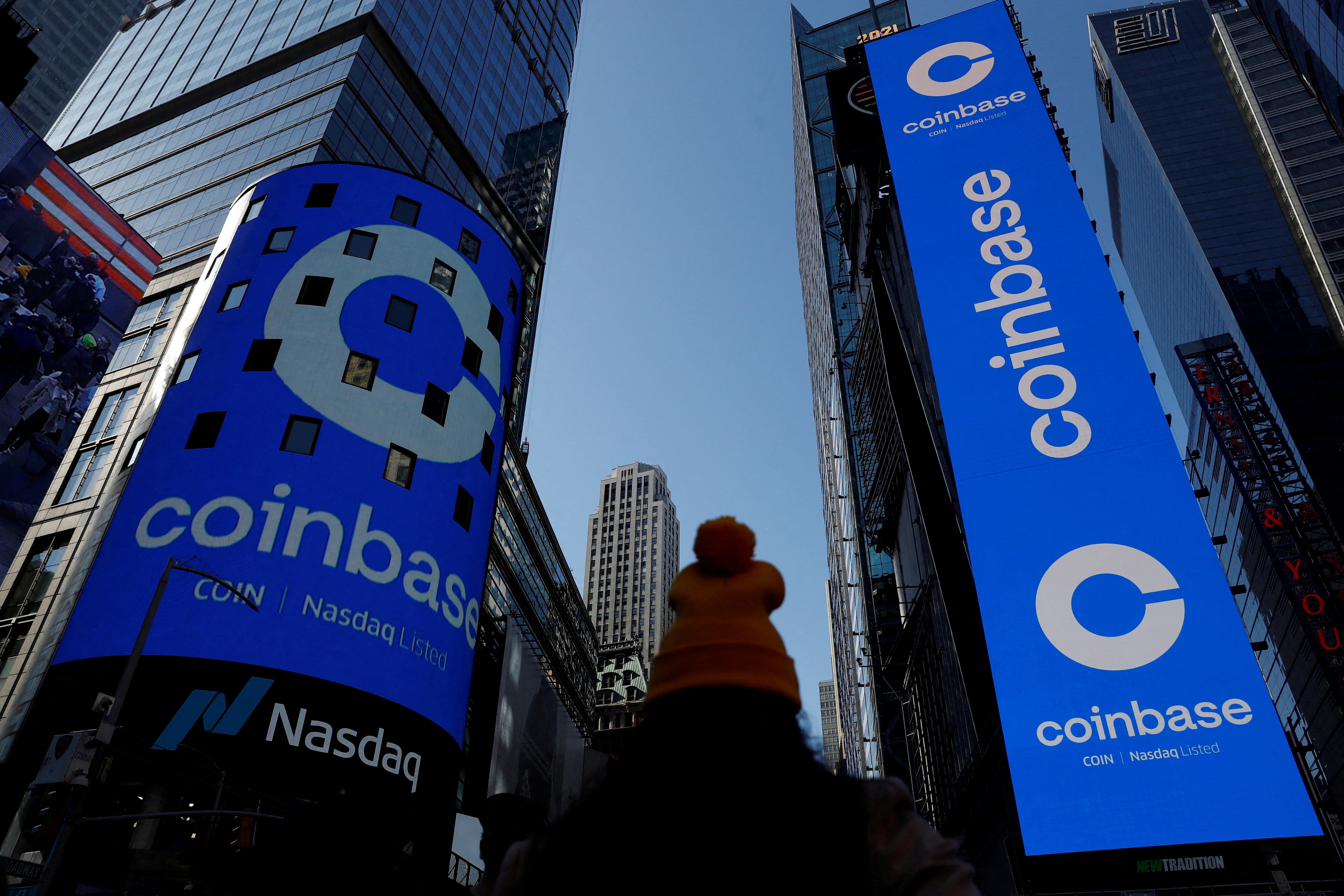 El logo de Coinbase en la sede del Nasdaq en Times Square.