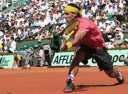 Nadal devuelve la bola en su partido con Hewitt.