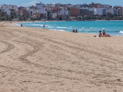 Vista de la playa de Palma, con una decena de bañistas, el martes.