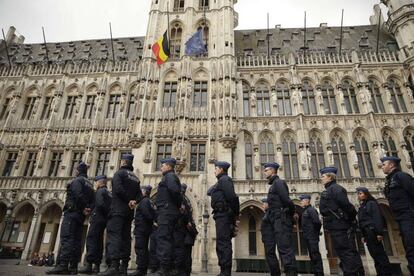 La bandera belga y la europea ondean a media asta en la Grand Place de Bruselas.