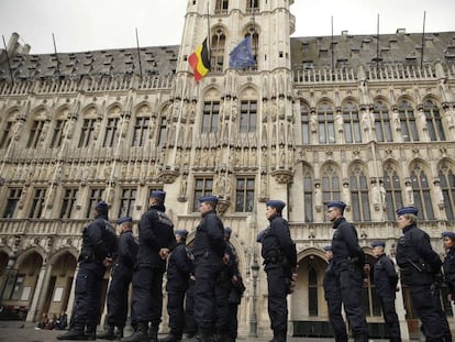 La bandera belga y la europea ondean a media asta en la Grand Place de Bruselas.