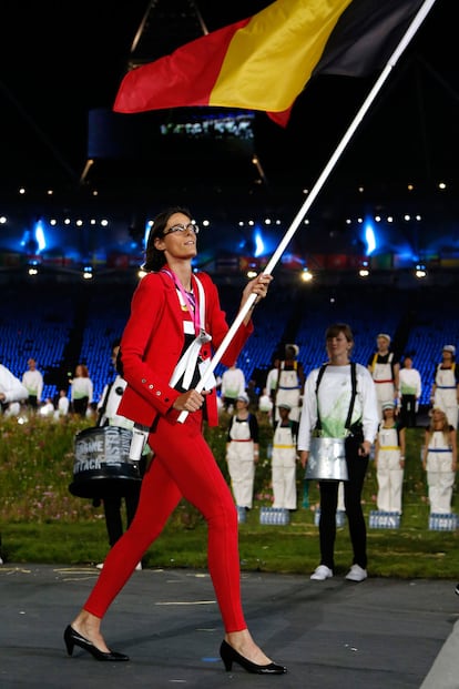 Vestida completamente de rojo, con chaqueta, pantalones ajustados y unos peque?os tacones, la atleta belga Tia Hellebaut pase la bandera de su pas por todo lo alto.