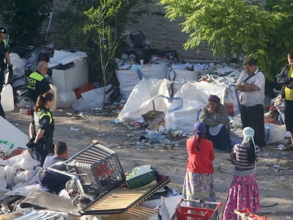 La policía registra el asentamiento ilegal de la calle de Miguel Yuste este martes.