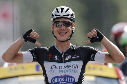 Tony Martin celebra su triunfo tras cruzar la meta en Mulhouse.