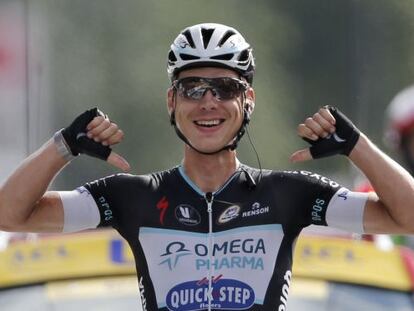 Tony Martin celebra su triunfo tras cruzar la meta en Mulhouse.