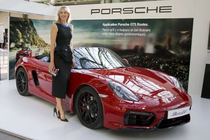 La tenista rusa María Sharapova posa con un Porsche Boxter. Hasta ahora, era embajadora de lña marca de coches alemana