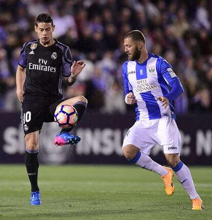 El centrocampista del Real Madrid, James Rodriguez (L), y el defensa del Leganés,Tito, en un momento al inicio del partido.