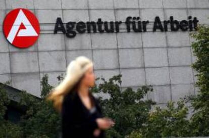 Una mujer pasa junto a la Agencia Federal de Empleo en Colonia (Alemania).