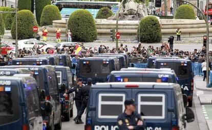 Police line up their defenses outside Congress with the first protestors in the background at Neptuno square.