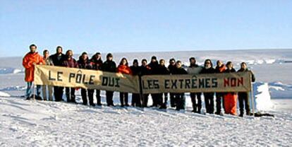 Científicos franceses destinados en la Antártida se manifestaron el 1 de mayo contra Le Pen tras una pancarta que decía: &#39;El polo sí, los extremos no&#39;.