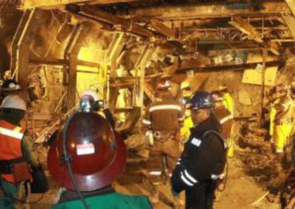 Equipos de rescate trabajan en el derrumbe de la mina de cobre de la compañía estadounidense Freeport en la provincia de Papúa, al este del país.