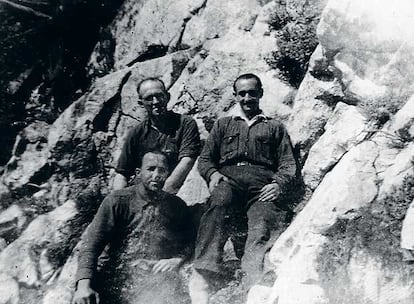 El guerrillero y maquis cántabro Juanín (a la derecha) en Peña Ventosa, con dos compañeros.