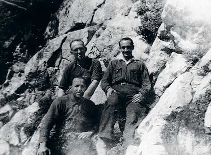 Juanín (a la derecha) en Peña Ventosa, con dos compañeros.