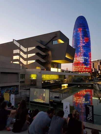 El lago del Museu del Disseny lleva 11 veranos consecutivos convirtiéndose en una peculiar sala de cine que acoge proyecciones de cortometrajes temáticas cuando se pone el sol. Las sesiones se celebran todos los sábados hasta el día de La Mercè y cuentan con servicio de barra para comida y bebida desde las 20h. Hasta el 23 de septiembre.
Precio: Gratuito.