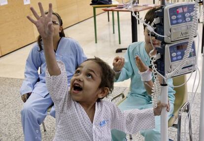 Jasin, un niño trasplantado juega en el Hospital de La Paz.