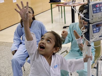 Jasin, un niño trasplantado juega en el Hospital de La Paz.