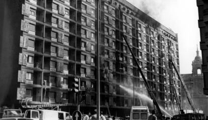 Fachada del hotel Corona de Aragón tras el incendio de 1979.