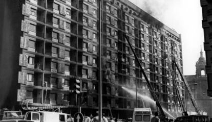 Fachada del hotel Corona de Arag&oacute;n tras el incendio de 1979.