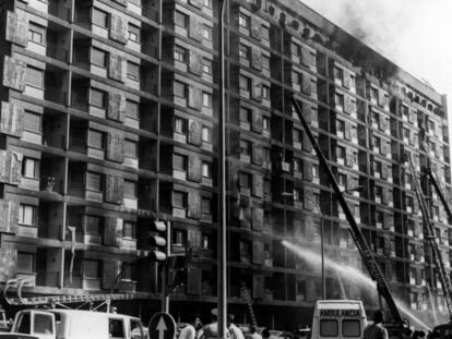 Fachada del hotel Corona de Arag&oacute;n tras el incendio de 1979.