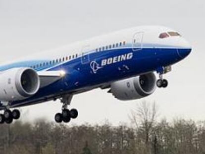 Un 787 de Boeing con el tren de aterrizaje extendido