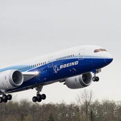 Un 787 de Boeing con el tren de aterrizaje extendido