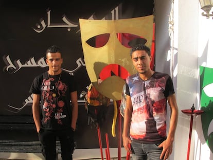 Jaled (derecha) y Hafez (izquierda) posan a la entreda del centro cultural donde ensayan su próxima obra